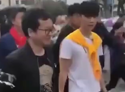 全民路透社 张艺兴连体裤披肩造型曝光