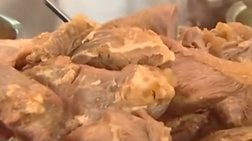 人气美食 牛肉外卖排长 龙年味冷菜摆一盘
