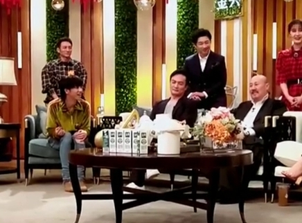 歌手多看点 2018 标准坐姿！华晨宇好有礼貌