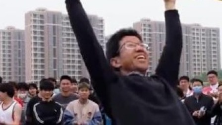 @所有人 60后校长给00后学生秀引体向上功力