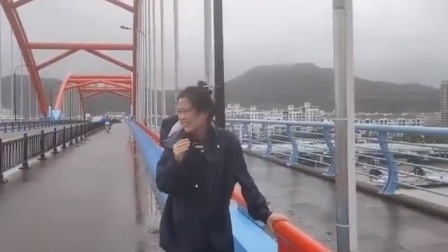强台风“灿都”掀起狂风巨浪 女记者海边直播脸部被吹变形