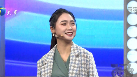 跨时代战书 意外失去双臂的女孩 用脚为主持人涂口红