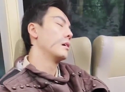 邓超晒鹿晗陈伟霆车内睡觉视频