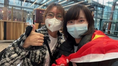 体育24小时速递 唐佳丽连夜飞回伦敦，球迷在机场接机欢迎