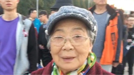 喜欢篮球不分年龄，球迷奶奶有序排队入场