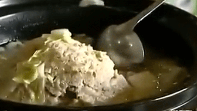 人气美食 巨型狮子头剖开有乾坤