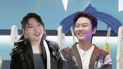 开播！情景喜剧 杨超越片场遛狗险失控 李雪琴狂吹孟鹤堂