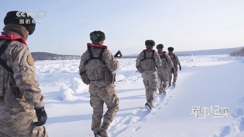 《军事纪实》 20251225 巡逻在凛冬时的北极村