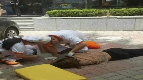 城市直通车 大连：众人合力营救轻生女