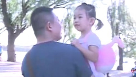宝贝看你的 宝贝看你的之女汉子街头求助 泪洒大街