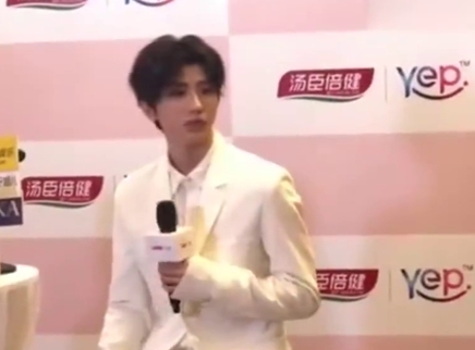 娱乐新鲜爆 坤坤爆生日会给粉丝现场DJ打碟
