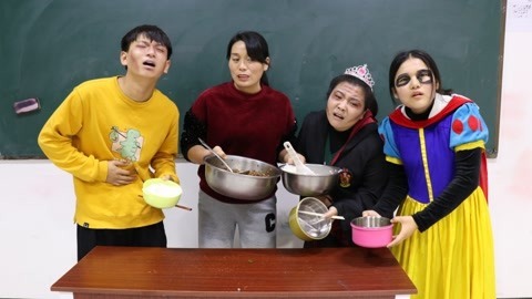 小晴自制“打饭虚脱妆”，专业治疗老师打饭手抖，真是太厉害了