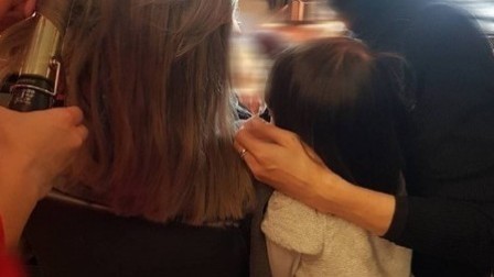 土豆娱乐快报 2018 2月 吃醋了？昆凌在怀中安抚儿子 小周周钻身后“争宠”