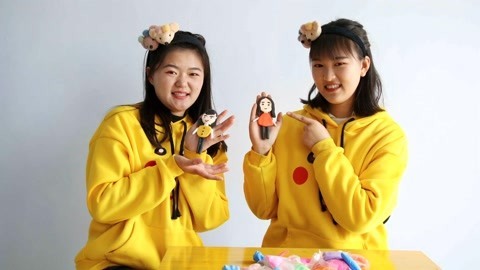 美女家务事 小晴和小花用粘土捏自画