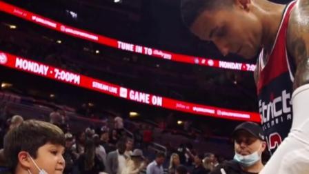 NBA热辣资讯 库兹马赛后送小球迷签名球鞋！这样暖心的小马真的是爱了爱了！