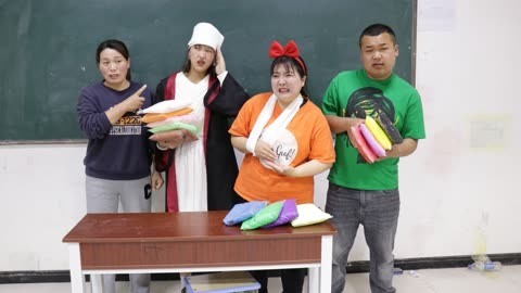 美女家务事 抠门老师不想发粘土，没想大家竟集体装病套路老师，太逗了！