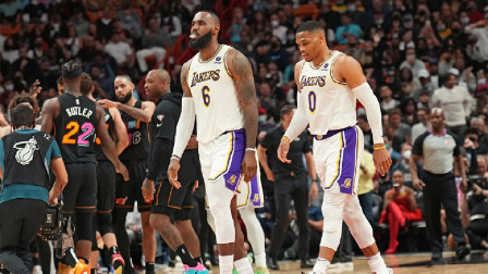 2021-2022赛季NBA集锦 NBA-詹姆斯33+11 巴特勒三双 热火主场险胜湖人