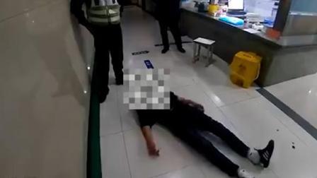 @所有人 男子无证醉驾被查，藏在医院内装晕躲检测