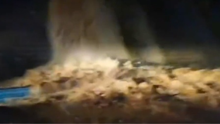 辽宁一隧道口突发山体滑坡：雨水夹带泥沙倾泻而下，瞬间积流成河