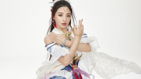 屏行星乐汇 张含韵华丽代言《七绝》 仙气逼人；张含韵华丽代言《七绝》  网友：最美掌门人