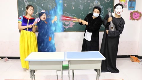 冰冰被黑衣人困住，小晴使用“分身卡”解救，二人合力打败黑衣人