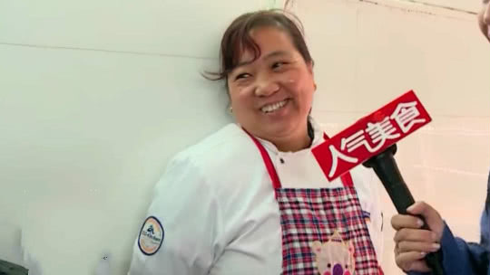 人气美食 一串羊肉四种肉 “笑脸”羊蝎子惹人爱