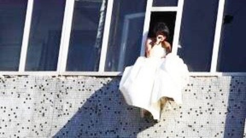 囧闻一箩筐 女子跳楼不让拍只因没化妆