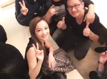 歌手多看点 2018 张韶涵演唱会后台送祝福