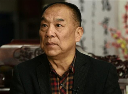 新闻当事人 王宽感动中国 卖唱救孤十六年