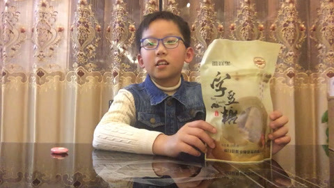 梁小轩和轩妈试吃各种美食 试吃字豆糖