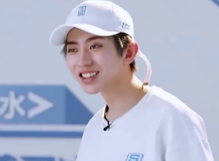 蔡徐坤个站 小奶坤的可爱集锦