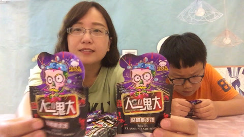 梁小轩和轩妈试吃各种美食 试吃“人小鬼大脆皮糖”