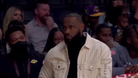 NBA热辣资讯 詹姆斯腹部拉伤缺阵在场边观战！这帅气的穿搭你打几分？