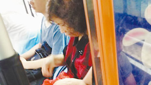 语众不同 大妈公交车摘菜引争议 称因公车私用