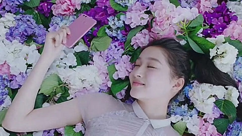 屏行星乐汇 关晓彤的美照竟然有七个脚趾？真相竟然是。。。