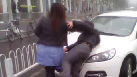 欢乐囧图 当劫匪遭遇到女汉子