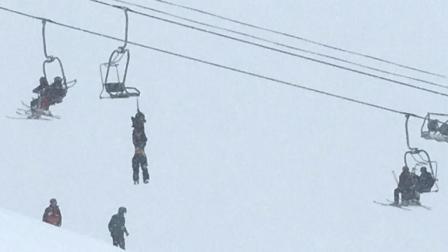 聊斋怪谈 男子实力作死 暴雪天爬滑雪场缆车  当场摔死！
