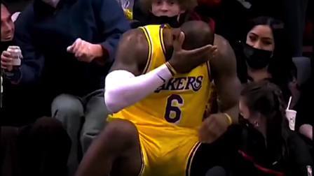 NBA热辣资讯 詹姆斯比赛中被打到脑袋痛苦坐在观众席！球迷：老詹真不容易啊！