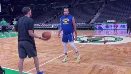 NBA热辣资讯 库明加穆迪运球练习！球迷：期待两位新秀能打出好成绩！