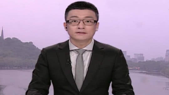 1818黄金眼 手机掉在路上 可惜转了个身