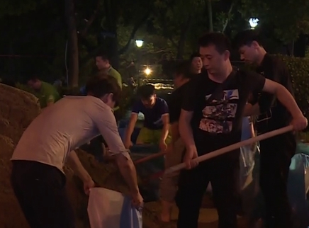 娱乐急先锋 湘江水位破纪录党员群众抗洪峰