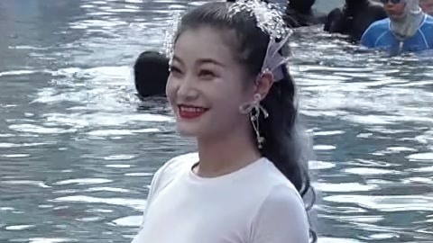 “美人鱼”惊喜现身女生赛道 鳄鱼男生表现凶猛率先得分
