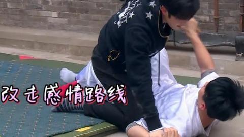 茶道真兄弟 第一季 包子和小弟互脱袜子 姿势超尬尴