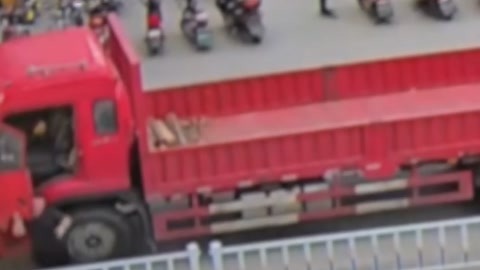 法治中国60分 醉酒撞人找人顶包 昔日亲家争房款民警劝解化危机