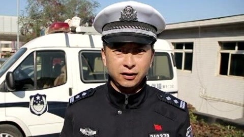 城市直通车 军用小吉普上路竟是无牌报废车