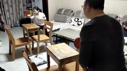 一人一个小板凳也能打乒乓球