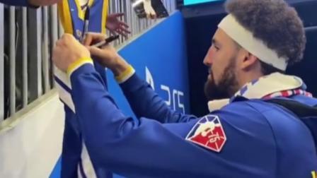 NBA热辣资讯 克莱汤普森赛后给球迷签名！这样的暖心偶像你爱了吗？