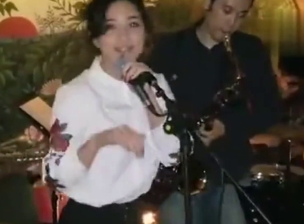 歌手多看点 2018 张天身着白衬衫现场Live