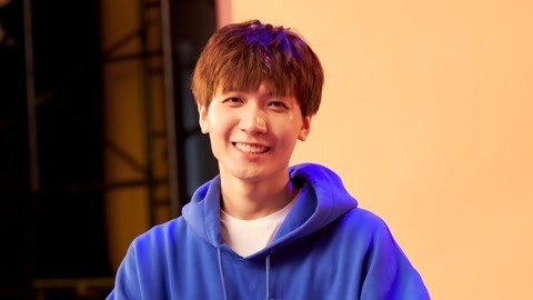 心动百秒 胡家豪：运动风男生满满元气 一展球技