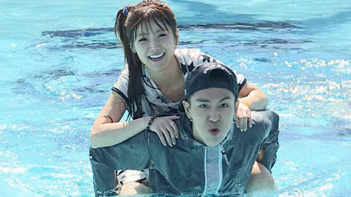 男女嘉宾亲密戏水游戏